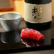 鮨にお酒を合わせられるよう、さまざまな種類が用意されています。すっきりと辛みのある味わいから、旨みを感じられるものまで。日本酒の他、ソムリエ厳選のワインもあります。