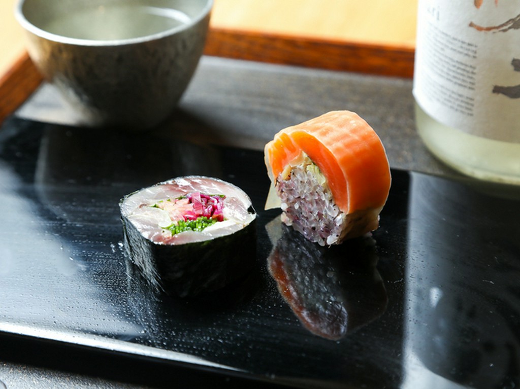 変わり種も用意『〆鯖海苔巻き（左）・ふくいサーモン棒寿司（右）』