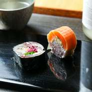 海苔巻きには、〆鯖と一緒に紫キャベツ・芽ネギ・ガリを入れ、全体の統一感を楽しみます。棒寿司のシャリにはゆかりを混ぜ、たくあんを入れることで食感にアクセントが加わります。