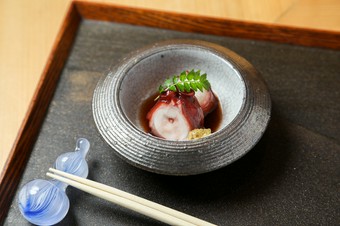 蛸が柔らかくなるようゆっくり完成させていく『蛸のやわらか煮』