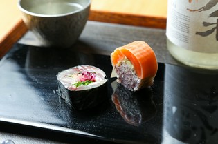 『〆鯖海苔巻き（左）・ふくいサーモン棒寿司（右）』