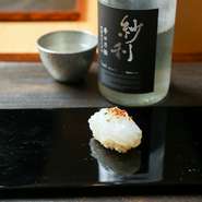 大切な日に利用していただきたい【鮨処　海月】。ゆっくりくつろぎながら食事をすることができる鮨店。お一人様はもちろん、デートや仕事の会食などにもオススメです。