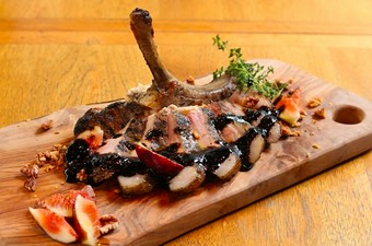 『骨付き豚ロースのグリル』クルミと季節のフルーツソース