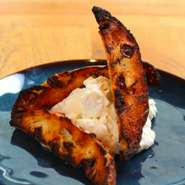 KNOCKに来たならば必ず最初の一品目に食べていただきたい名物料理です。マスカルポーネチーズとゴルゴンゾーラチーズのディップを、わざと片面だけ焦したレーズンパンにたっぷりつけてお楽しみいただきます。