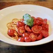 KNOCKオリジナルの甘いトマトソースと、厳選トマトをたっぷり乗せたスパゲティ。夏～秋は山梨県・大塚さんの「アイコトマト」、秋～春先は高知県・麻岡さんの「カラフルミニトマト」と「フルーツトマト」。
