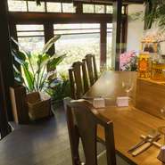 大切にされてきた古民家ならではの醸し出される雰囲気の良さは、時間さえもゆっくりと流れるよう。一つ一つの調度品も温かな空間を更に素敵に彩ります。記念日などに大切な人と訪れてみてはいかがでしょう。
