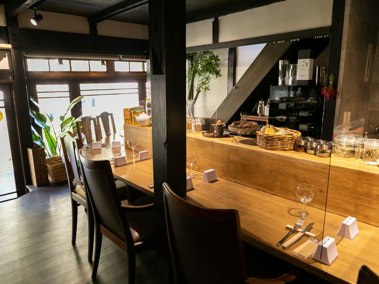 男女問わず、一人でもゆっくりとワインと料理を楽しんで