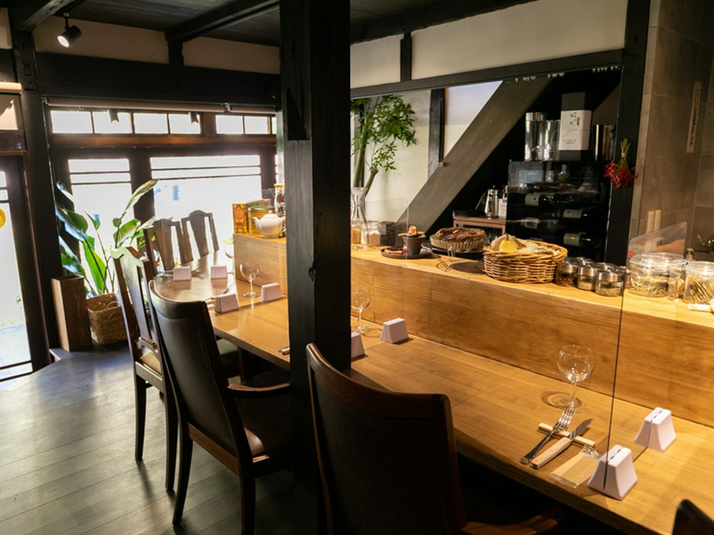 男女問わず、一人でもゆっくりとワインと料理を楽しんで