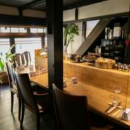 ゆったりとしたカウンター席で、一人でも気兼ねなく寛ぐことができる【苑】。臨場感あふれる東野氏の手さばきをながめながら、軽く一杯も良し、しっかり食事をするも良し。日頃の疲れも癒されていくようです。
