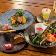肉と魚の2種類からチョイスできるランチコース。ビーツのタルタルやワカサギのエスカベッシュなど、さまざまな食材を使いシェフが腕によりをかけます。彩り豊かな逸品をたっぷりと楽しんで。

