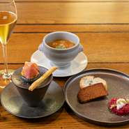 銀杏のフランソースアメリケーヌ、黒すみのマカロンと人参のピューレ生ハムのせ、チーズのサブレ添え、ビーツのタルト