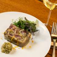 西日本を中心に、季節ごとの旬の魚を入荷しています。丸々と太った戻り鰹はもっちりとしていて、身にも脂がしっかり。旨みがぎゅっと詰まった秋茄子と合わせることで、更に絶妙な味わいを生み出します。
