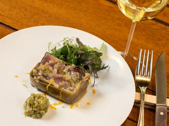 ワインにもぴったり。『戻り鰹と秋茄子のテリーヌ　オレンジ風味』