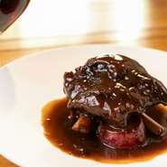 肉質に合わせじっくり煮込む『黒毛和牛バラ肉の赤ワイン煮込み』