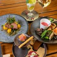 鹿や猪などのジビエやその日に水揚げされた魚、そして山のキノコなど、料理のために食材を選ぶのではなく、季節の恵みに合わせる一皿を大切にされています。前菜からデザートまで、季節の味わいを存分に。
