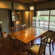 「ちゃんとした食事をワインと共に気軽に楽しみたい。でも一人で行けるお店がなくて…」そんな思いを今までしてきた人にこそ、訪れてほしいお店です。しっかりとした食事はもちろん「軽く一杯」も気兼ねなく。
