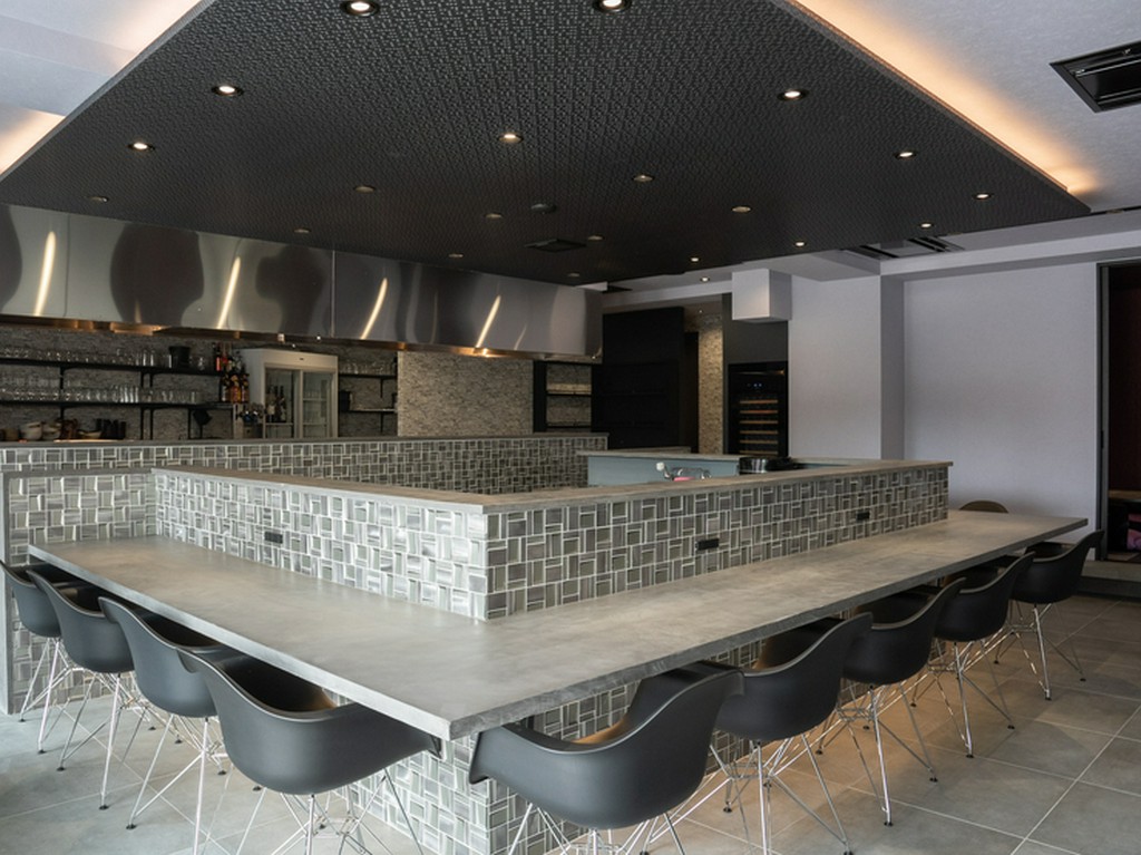 ワンランク上の空間で、自家製つくね料理と厳選ワインを堪能