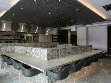 ワンランク上の空間で、自家製つくね料理と厳選ワインを堪能