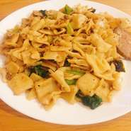 チベットの焼きちぎり麺です。手作りのもちもち食感の麺は病みつきになります。
