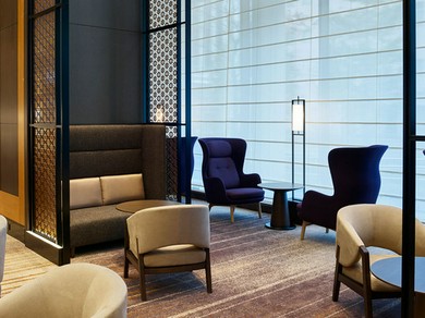 ホテルのおしゃれなカフェ&バーラウンジ