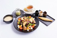 旬の野菜をふんだんに使用したしっかりとボリュームのあるヘルシーサラダ、ゆでたシュリンプ、炭火焼チキンなどの具材が味と歯ごたえのアクセントに
