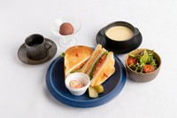メゾンカイザーのしっとりトーストにフレッシュ野菜と特選ロースハムをサンドしました。シンプルにそして丁寧に作られたサンどウィッチです。