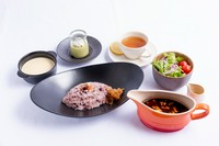 2002年にオープン以来愛され続ける秘伝のカレーソースをベースにシェフが更にアレンジを加えたホテルオリジナルカレー