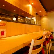 扉を開けるとすぐに目に入るカウンター席。気品がありながら、堅苦しさはなく居心地抜群なので、1人ランチにもおすすめです。温かみがあり、心癒される空間になっています。