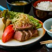 牛肉の中でも希少部位のヒレは、非常に柔らかな味わい。そのヒレ150gを使用し、和の風味で優しく味わう一品です。添えられるのは野菜の煮込みなど和風料理となっています。ぜひ一度堪能あれ。