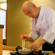 料理長が大切にしているのは「感謝の心」。来店されたゲストに対してだけでなく、旬の素材にも感謝する心を大切にしています。手間暇かけ手づくりされた料理でもてなしてくれます。