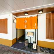 平野駅から徒歩8分。駐車場も10台分あるので車での来店も可能です。店内は、落ち着いた和の空間。リーズナブルな価格のセットメニューをはじめ、旬の味を堪能できます。