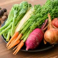 シェフがつくる優しいフレンチに欠かせないのが野菜と魚。野菜はファーマーズマーケットに足を運び自ら仕入れ。さらに、大野市や三国町の農家と直接契約しているため、採れたての野菜も味わえます。