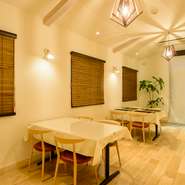 個室・半個室が完備されており、大切な人とのプライベートなひと時をゆったりと過ごせます。最大で10名ほど入れる個室は、誕生日やお祝いの席、あるいは家族が集まる大切な日の会食にもふさわしいゆとりの空間です。