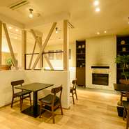 天井がとても高いため開放感に溢れています。昼は明るく、夜はロマンティックな雰囲気に包まれるレストラン。地元で採れる野菜や新鮮な魚介をふんだんに用いた優しいフレンチが二人の大切な時間をおいしく彩ります。