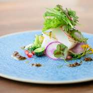 魚介は三国港を中心に買い付けしている地魚。野菜は30～40種類を入手し、彩り豊かな料理へとブラッシュアップされています。フルーツや野菜を使い、素材に合う優しいソースもシェフならではのこだわり。