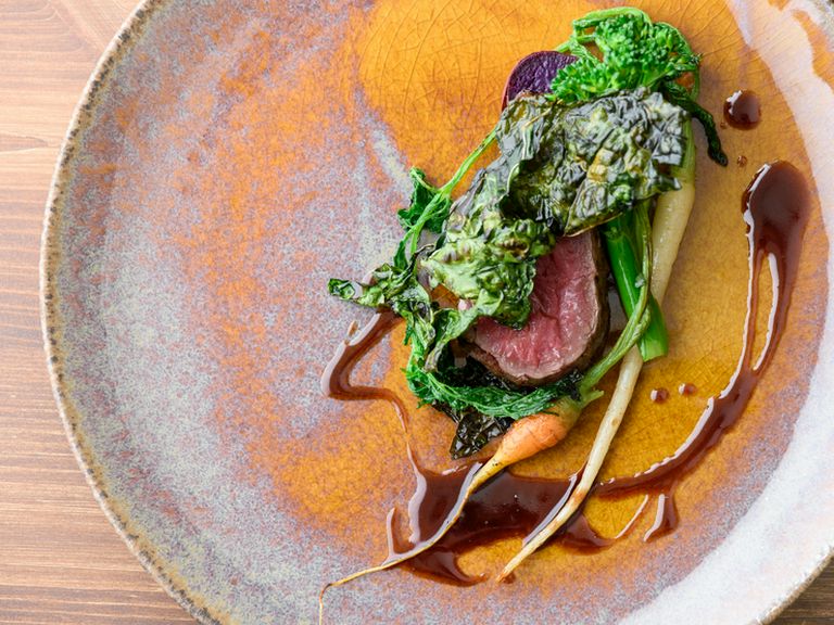 肉料理〜無農薬牧草放牧ジャージー若牛フィレ肉のロースト 昆布と赤ワインのソース