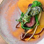 年に数頭しか出回らない貴重なジャージー牛のヒレ肉は県産の秀逸な牛肉です。信頼のおける業者から、クセがなく食べやすいジビエも仕入れています。（※ジャージー牛は希少なお肉のため常時ご用意できません）