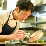 コンセプトは季節を感じつつ、フレンチのエッセンスも加味した料理づくり。ゲストが喜ぶ顔を思い浮かべつつ、その時期ならではの食べてもらいたい一皿をつくり上げています。