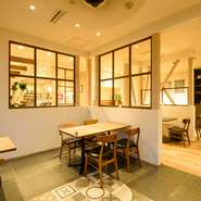 3メートルを超える吹き抜けがあるロビーは開放感のある上質な空間です。昼と夜ではがらりと雰囲気が変わり、シックなディナーはデートに最適。半個室や個室があるので、水入らずの集まりや会食にもお誂え向きです。