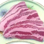 入手困難なブランド豚TOKYOXを当店ではいつでも味わうことができます。臭み一切なし、とろける上質な脂は食べる価値あり。ぜひご賞味ください。