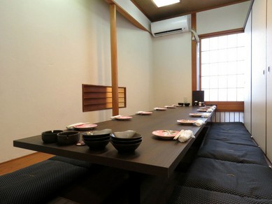 完全個室のお席は接待や法事にもお使い頂けるゆとりのある空間