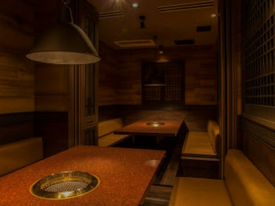 落ち着いた店内・無煙ロースターを使用、クリーンでお洒落な空間