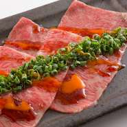 個室、半個室のご用意もございます。周りを気にせず極上焼肉とおしゃれな空間で最高のひと時をお過ごしください。いろいろな種類をお召し上がりいただけるコースのご用意もございます。

