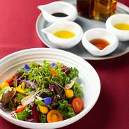 西東京市【やすだ農園】直送の、フレッシュな旬の野菜を使ったサラダ。好きなオイルとビネガーを組み合わせることができ、季節ごとに“新しい発見”と出合える逸品です。