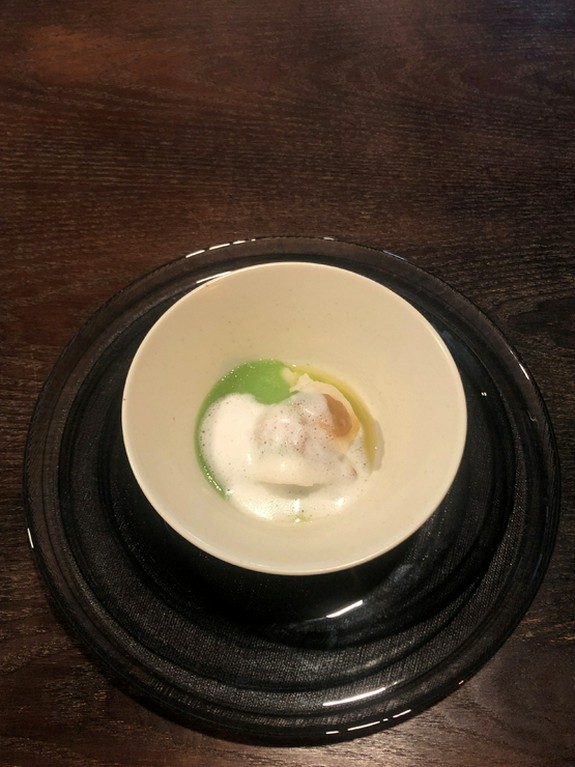 『新玉ねぎのプディーノ、ピゼッリとペコリーノチーズの泡』