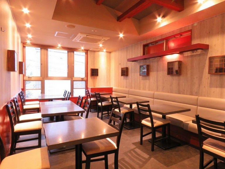 宴会に最適な広々とした店内