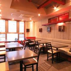 宴会に最適な広々とした店内