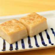 吉野葛と白ゴマペーストを時間をかけて練り込りあげて作った自家製のごま豆腐。もちもちの食感が美味。