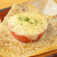 フレッシュトマトにマヨネーズと揚げじゃこをのせて鉄板の上でチーズをカリカリに仕上げた人気メニューです。