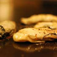 特大のホタテ貝柱や刺身でもいける北海の生だこ、プリプリの食感がやみつきになりそうなゲソバターなど鉄板焼ならでわのメニューが心踊らせます。